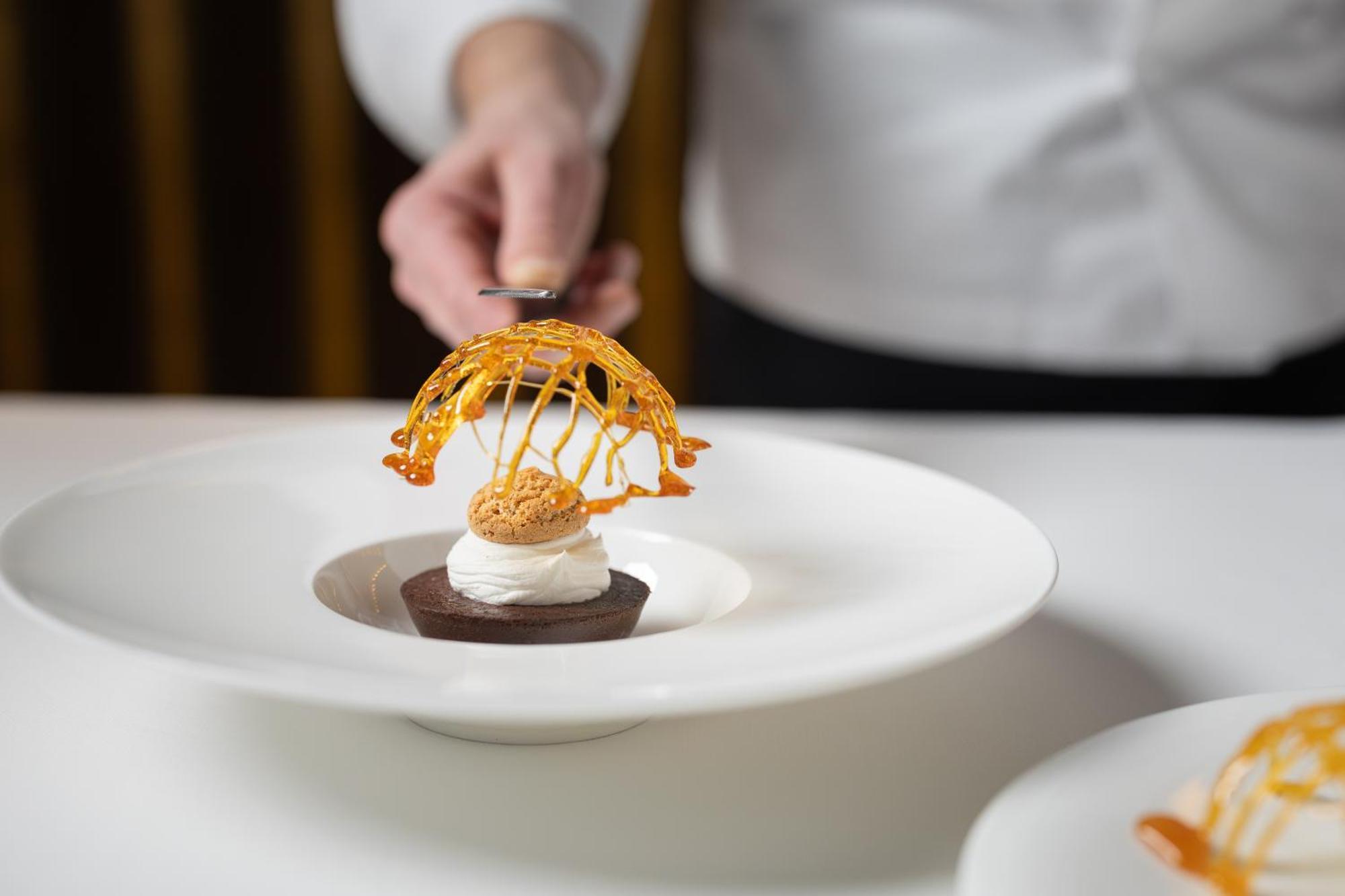 فندق برينسيبي دي بيمونتي - أونا إسبيرينزي تورينو المظهر الخارجي الصورة A dessert being prepared at the restaurant